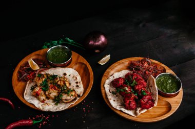 Hint yemekleri olan siyah masa.