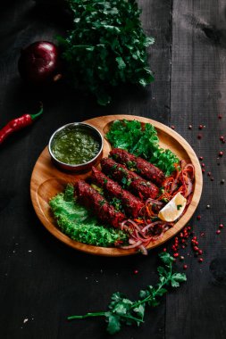 Hint yemekleri olan siyah masa.