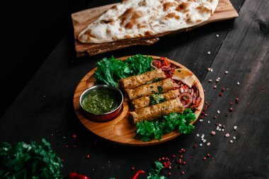 Hint yemekleri olan siyah masa.