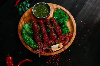 Hint yemekleri olan siyah masa.