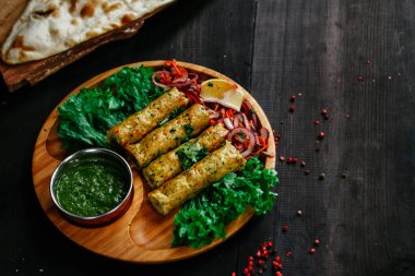 Hint yemekleri olan siyah masa.