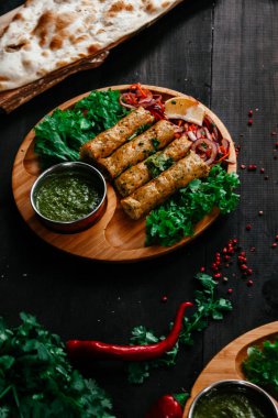 Hint yemekleri olan siyah masa.