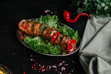 Hint yemekleri olan siyah masa.