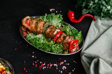 Hint yemekleri olan siyah masa.