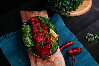 Hint yemekleri olan siyah masa.