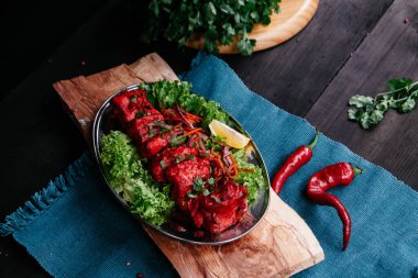 Hint yemekleri olan siyah masa.