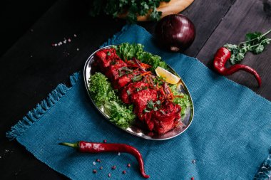 Hint yemekleri olan siyah masa.