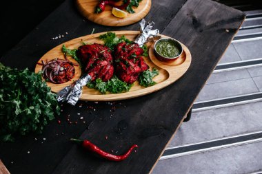 Hint yemekleri olan siyah masa.