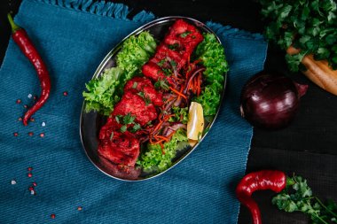 Hint yemekleri olan siyah masa.