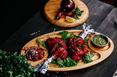 Hint yemekleri olan siyah masa.