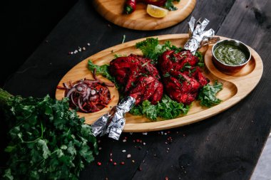 Hint yemekleri olan siyah masa.