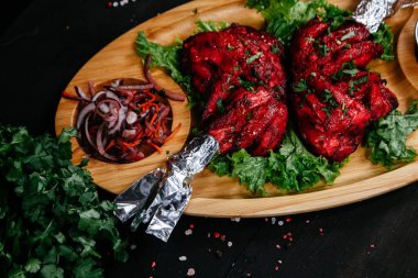 Hint yemekleri olan siyah masa.