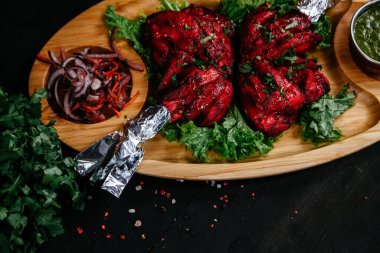 Hint yemekleri olan siyah masa.