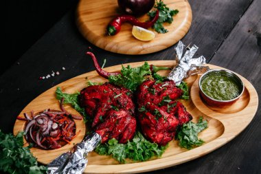 Hint yemekleri olan siyah masa.