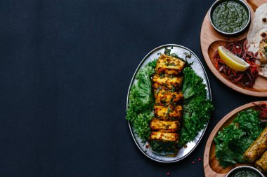 Hint yemekleri olan siyah masa.