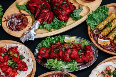 Hint yemekleri olan siyah masa.