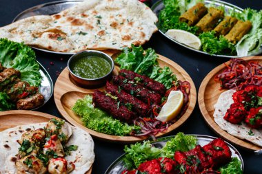 Hint yemekleri olan siyah masa.