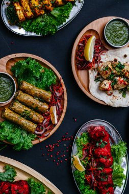 Hint yemekleri olan siyah masa.