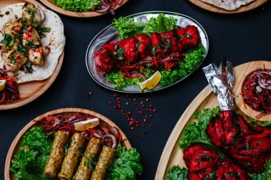 Hint yemekleri olan siyah masa.