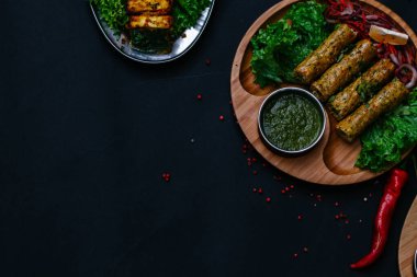 Hint yemekleri olan siyah masa.