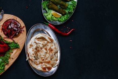 Hint yemekleri olan siyah masa.