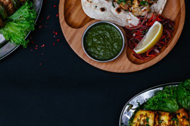 Hint yemekleri olan siyah masa.