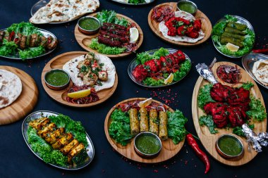 Hint yemekleri olan siyah masa.