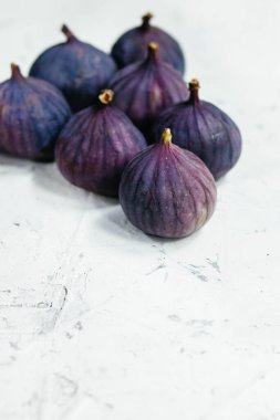 Hafif bir arkaplanda olgun incirler