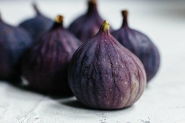 Hafif bir arkaplanda olgun incirler