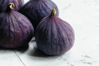 Hafif bir arkaplanda olgun incirler