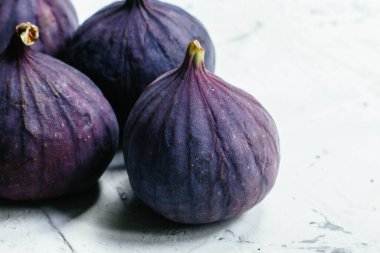 Hafif bir arkaplanda olgun incirler