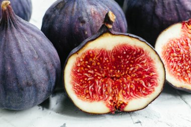 Hafif bir arkaplanda olgun incirler