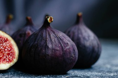 Hafif bir arkaplanda olgun incirler