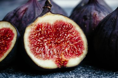 Hafif bir arkaplanda olgun incirler