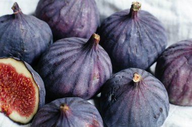 Hafif bir arkaplanda olgun incirler