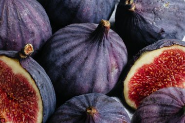 Hafif bir arkaplanda olgun incirler