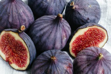 Hafif bir arkaplanda olgun incirler