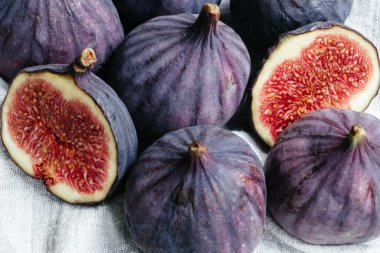 Hafif bir arkaplanda olgun incirler