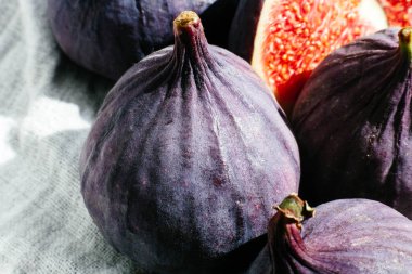 Hafif bir arkaplanda olgun incirler