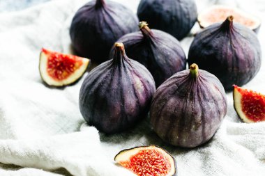 Hafif bir arkaplanda olgun incirler