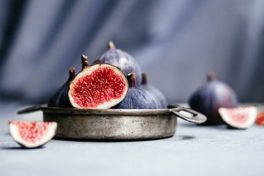 Hafif bir arkaplanda olgun incirler