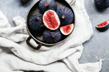 Hafif bir arkaplanda olgun incirler