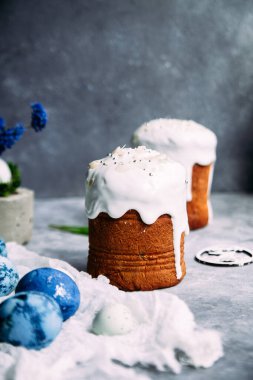 Gri bir masada Paskalya pastası