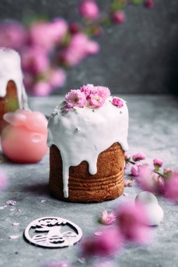 Paskalya pastası, gri arka planda Paskalya yumurtası