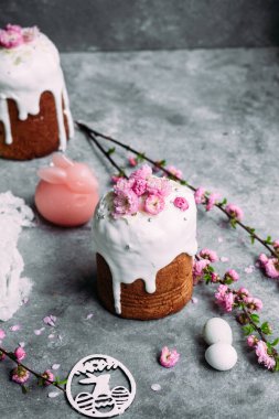 Paskalya pastası, gri arka planda Paskalya yumurtası