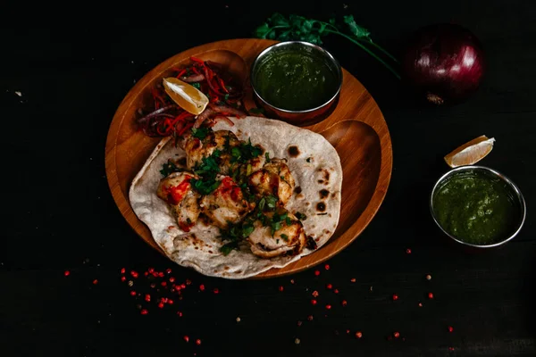 Hint yemekleri olan siyah masa.