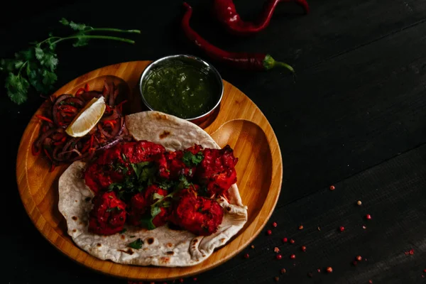 Hint yemekleri olan siyah masa.