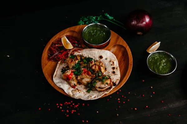 Hint yemekleri olan siyah masa.