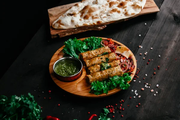 Hint yemekleri olan siyah masa.