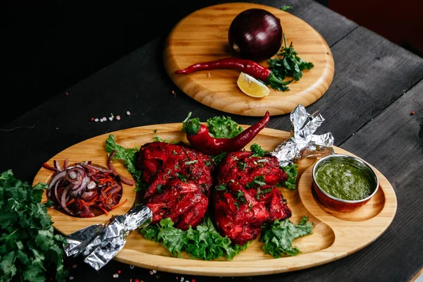 Hint yemekleri olan siyah masa.